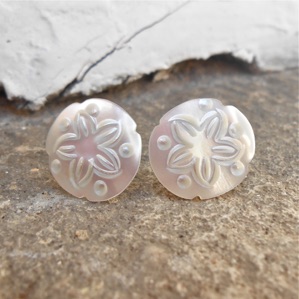 Boucles D'Oreilles Puces En Nacre Blanche Gravée｜Clous En Acier Chirurgical｜Neuf Avec Étiquettes