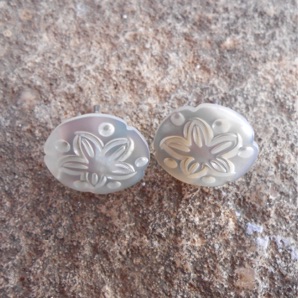 Boucles D'oreilles Puces En Nacre Blanche Gravée Et Acier Chirurgical - Neuf Avec étiquettes