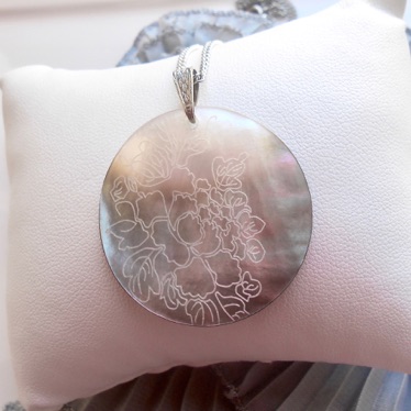 Pendentif Ancien En Métal Argenté Et Nacre - Motif 'Femme Au Parasol' Vintage - Occasion